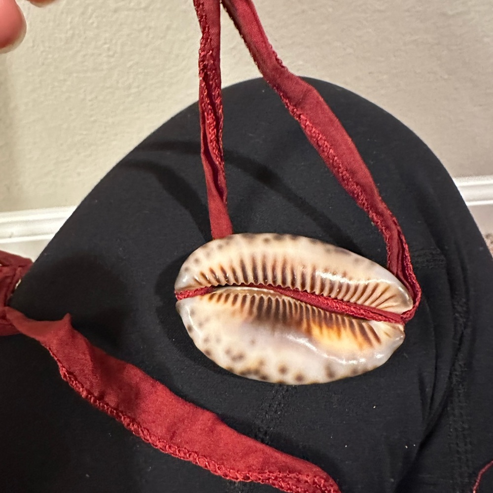 Shell choker necklace